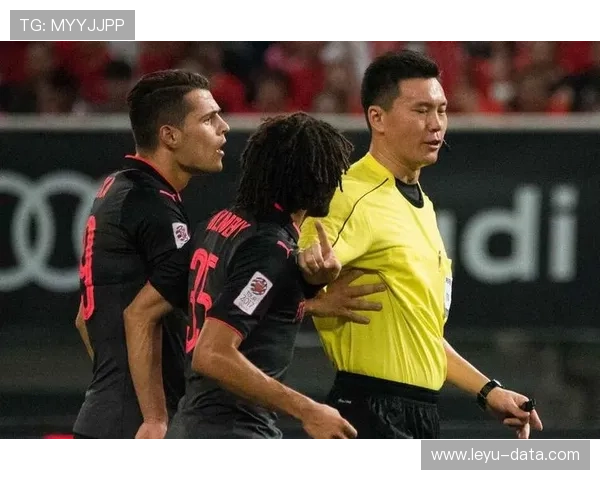 助理裁判举旗判罚时机全解析：如何准确判断越位与犯规