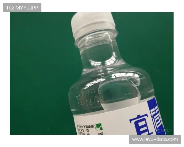 王昶家的冰箱里塞满了能量饮料，连瓶矿泉水都找不到