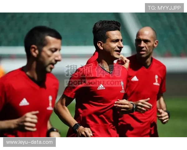 故意踢人犯规判罚的关键点有哪些？裁判如何精准识别？