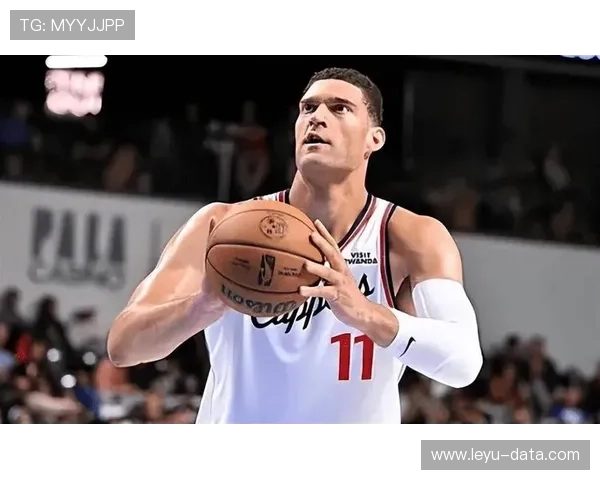 布鲁克·洛佩斯内线挡拆造优势 提升球队关键时刻得分效率