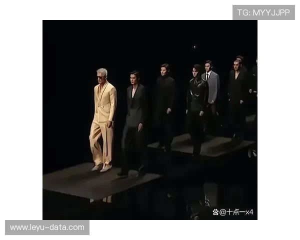 贝克汉姆教练席上戴着贵得吓人的手表，这气场跟街头混混都不一样啊